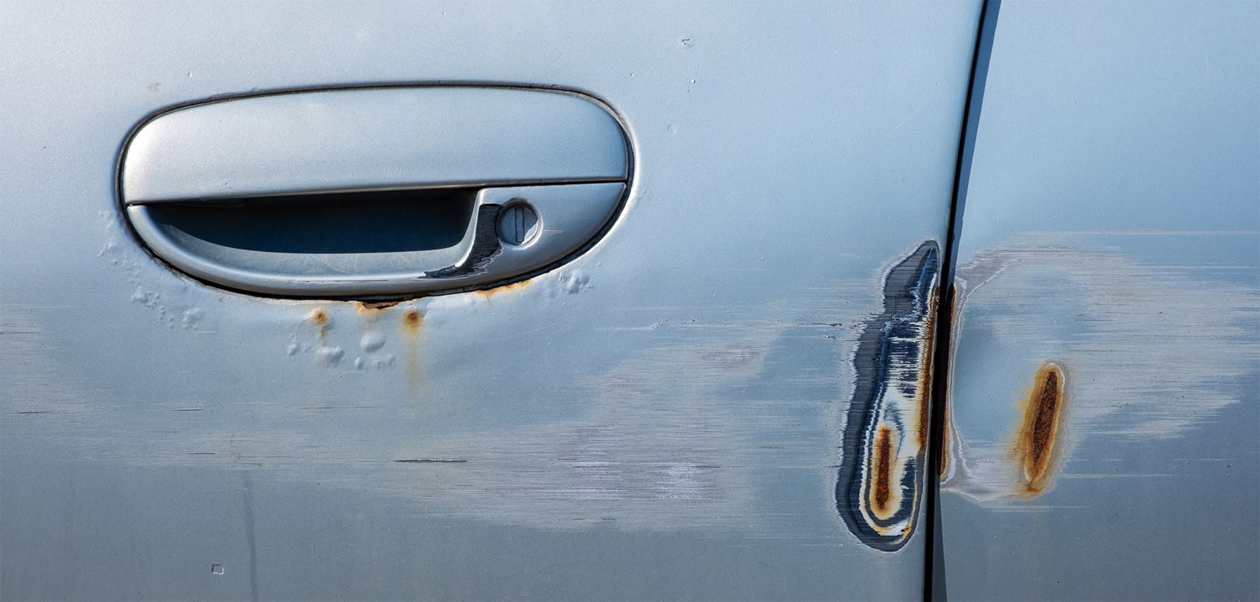 一部錆びている車の画像